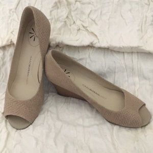 Isaac Mizrahi embossed leather peep-toe wedge heels size 6 1/2 EUC with box